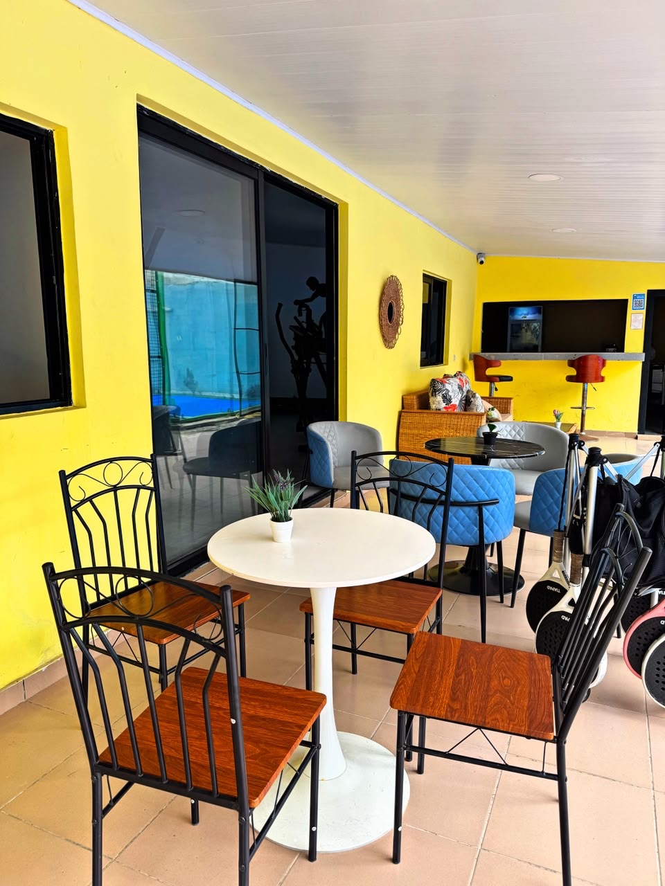 Espace lounge et bar de Padel Palmeraie